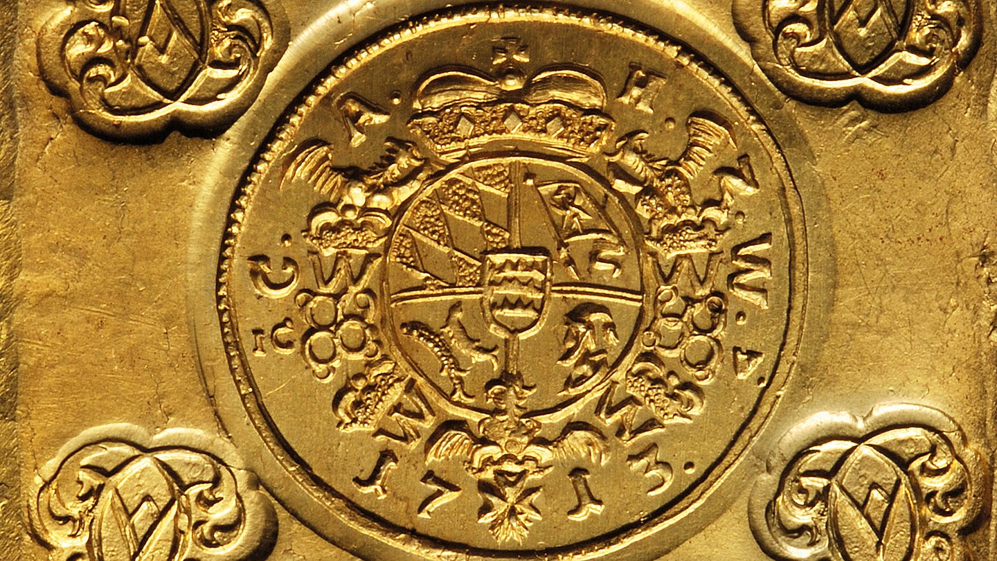 Foto: MUT Viereckige Goldmünze mit abgeschnittenen Ecken; der zentrale, runde Bildstempel zeigt das fünffeldige Wappen unter Fürstenhut mit der Jahreszahl 1713; oben und unten sind rechteckige Textstempel mit den Beschriftungen "PRO/CAS.&IMP." (oben) und "BEL:LANDAU./4.DOP:" (unten); in den Ecken sind die gekrönten Monogramme des Herzogs