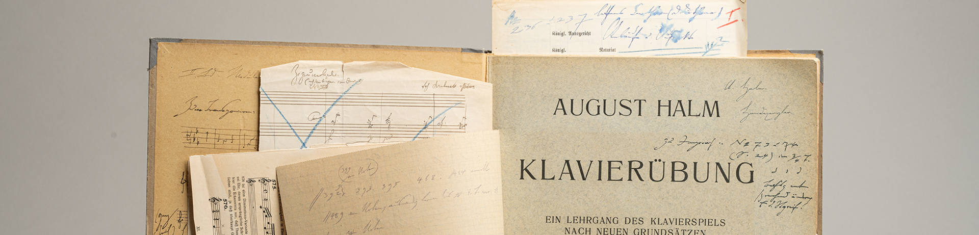 Aufgeschlagene Mappe mit August Halms "Klavierübung. Ein Lehrgang des KLaviewrspiels nach neuen Grundsätzen/zugleich erste Einführung in die Musik" von 1918/19