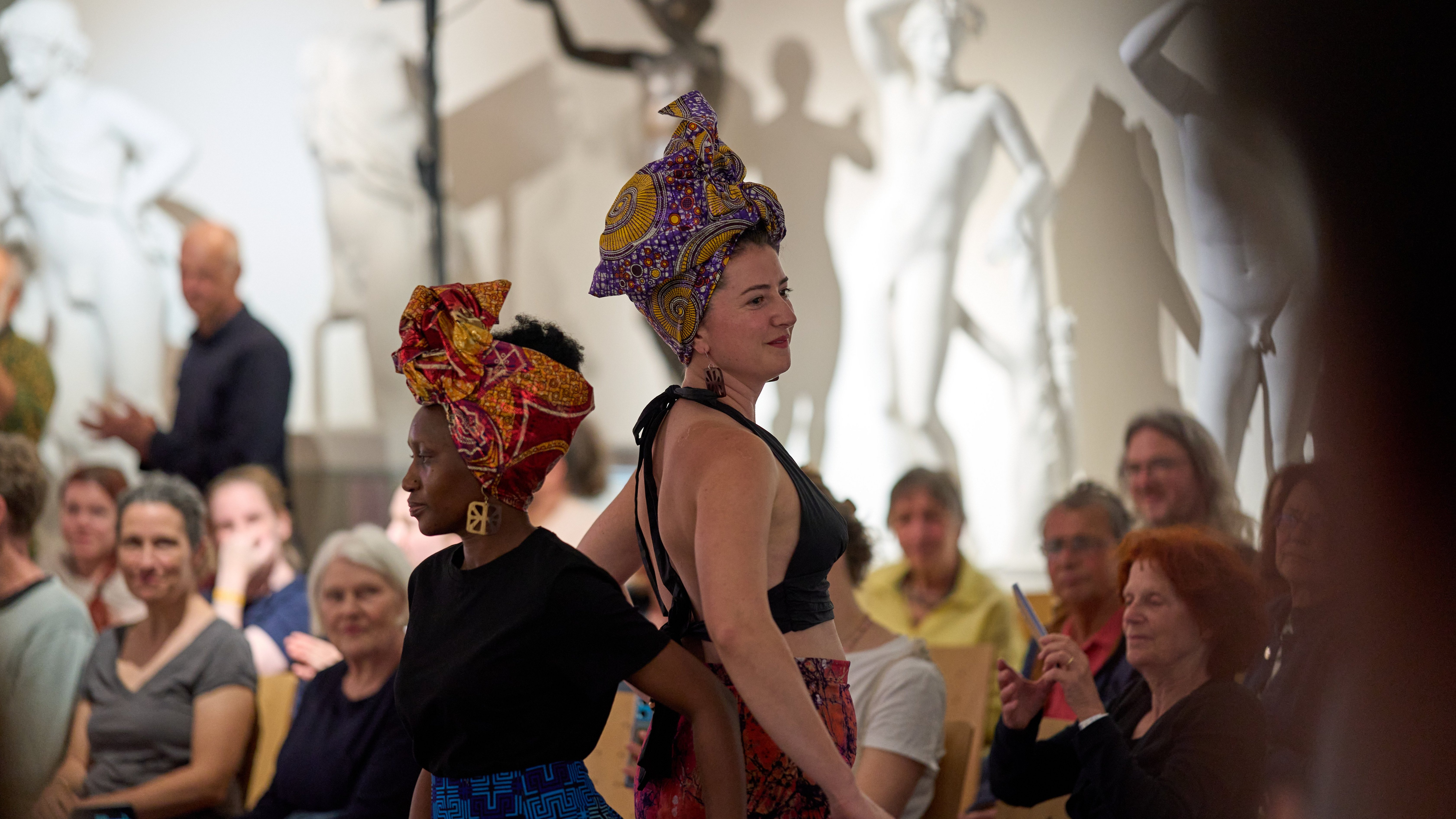 Zwei Darstellerinnen auf dem "Catwalk" im Rittersaal auf Schloss Hohentübingen