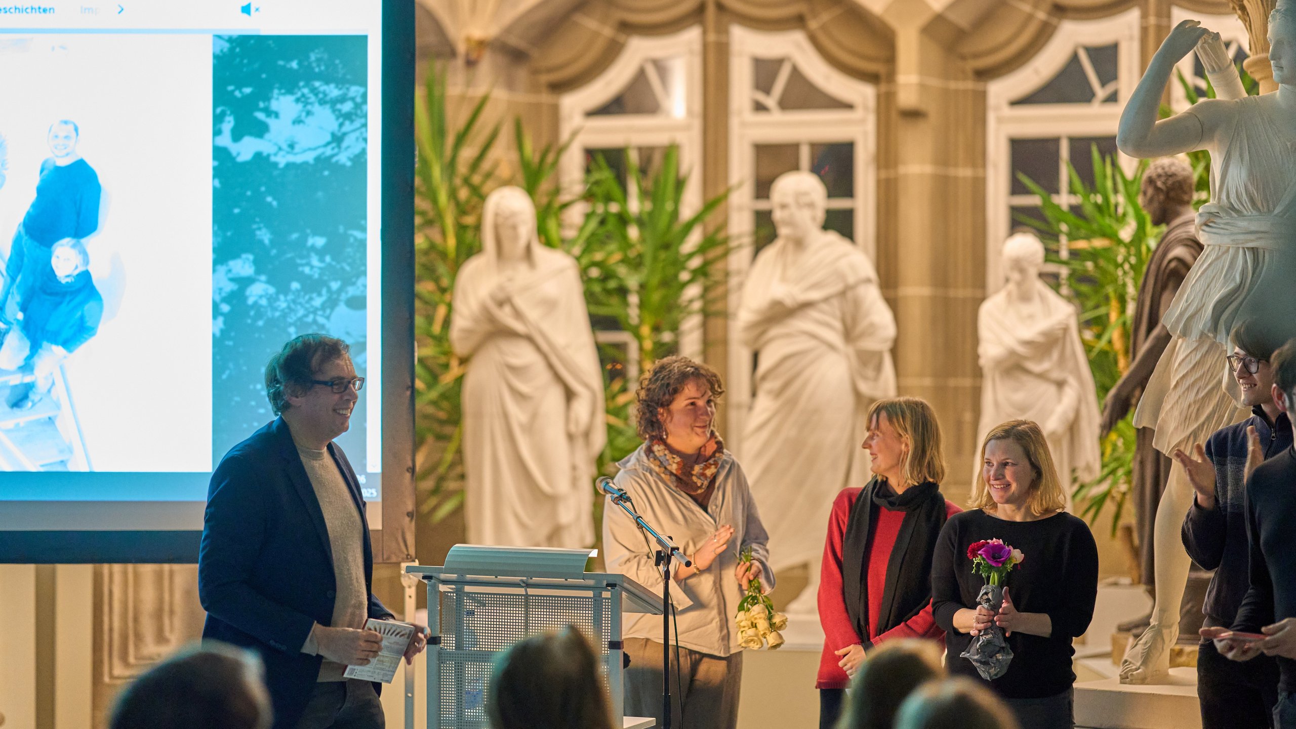 (v. l. n. r.) Dr. Markus Schleiter, Marina Freidhof, Solveig Schreiber, Dr des Annika Vosseler und Timon Butz am Rednerpult bei der Eröffnung „Koloniale Schatten“