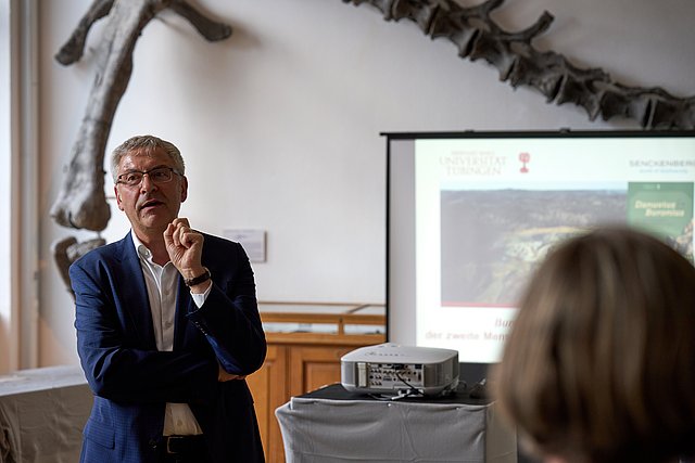 © MUT | Fabian Kurze Prof Dr Ernst Seidl at the vernissage addressing the audience