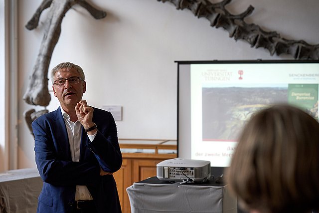 © MUT | Fabian Kurze Prof Dr Ernst Seidl at the vernissage addressing the audience