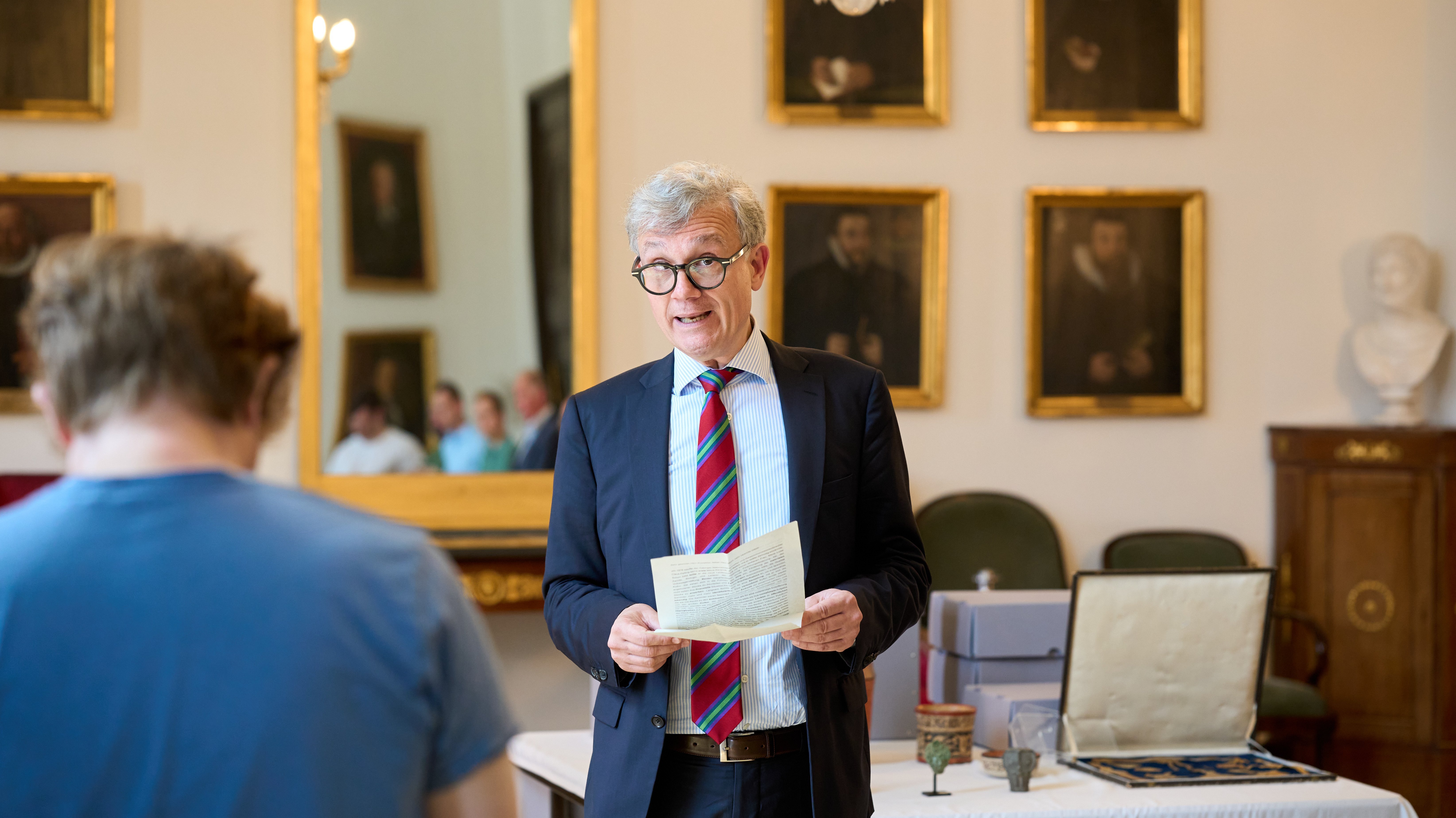 Zu sehen ist Prof. Dr. Thomas Finkenauer der über das Legat spricht