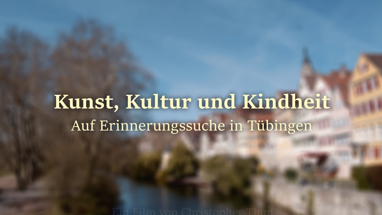 Verschwommene Ansicht der Neckarfront in Tübingen rechts und der Platanenallee links, im Vordergrund der Schritzug "Kunst, Kultur und Kindheit", darunter kleiner "Auf Erinnerungssuche in Tübingen"