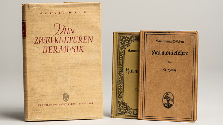 Drei aufgestellte Bücher, geschrieben von August Halm, "Von zwei Kulturen der Musik" sowie zwei Ausgaben der "Harmonielehre" aus der Sammlung Göschen