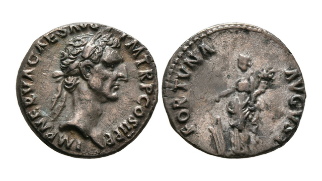 Vorderseite (links) und Rückseite (rechts) eines römischen Silberdenars vor weißem Hintergrund; auf dem Avers ist das rechtsgewandte Portrait des Kaisers Nerva mit einem Kranz, auf dem Revers eine nach links gewandte Gewandfigur mit Füllhorn, von der umlaufenden Umschrift als Fortuna Augusta benannt