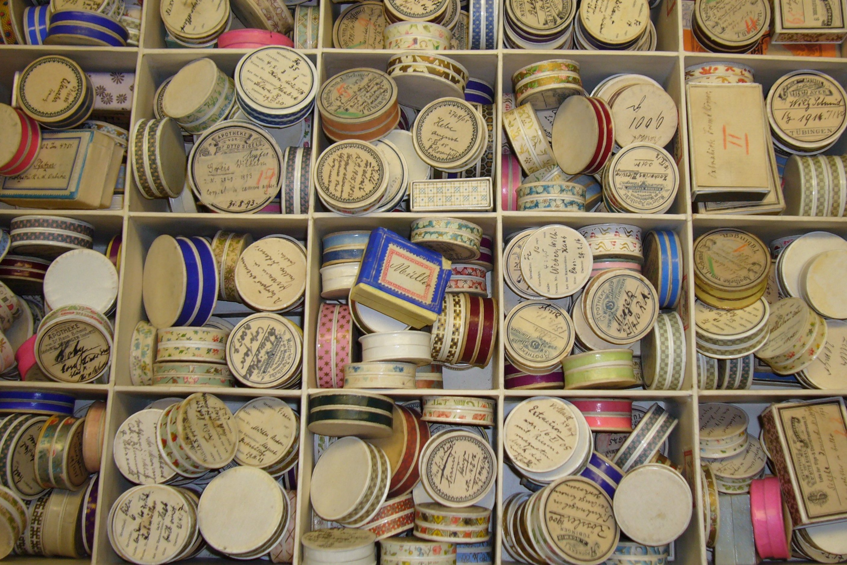 Box with bobbin- and matchbox-like containers, labelled per hand