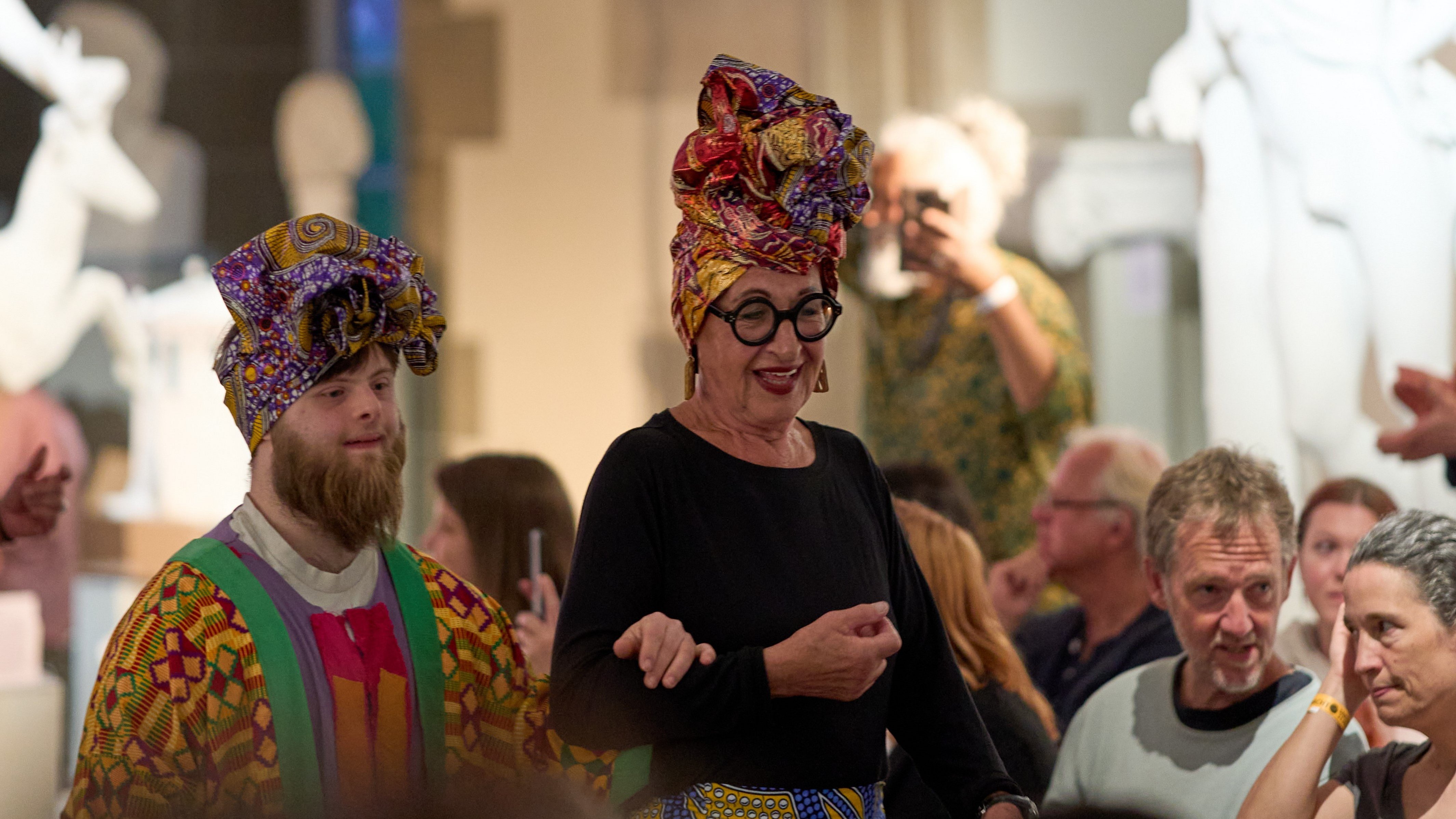 Eine Darstellerin und ein Darsteller auf dem "Catwalk" im Rittersaal auf Schloss Hohentübingen