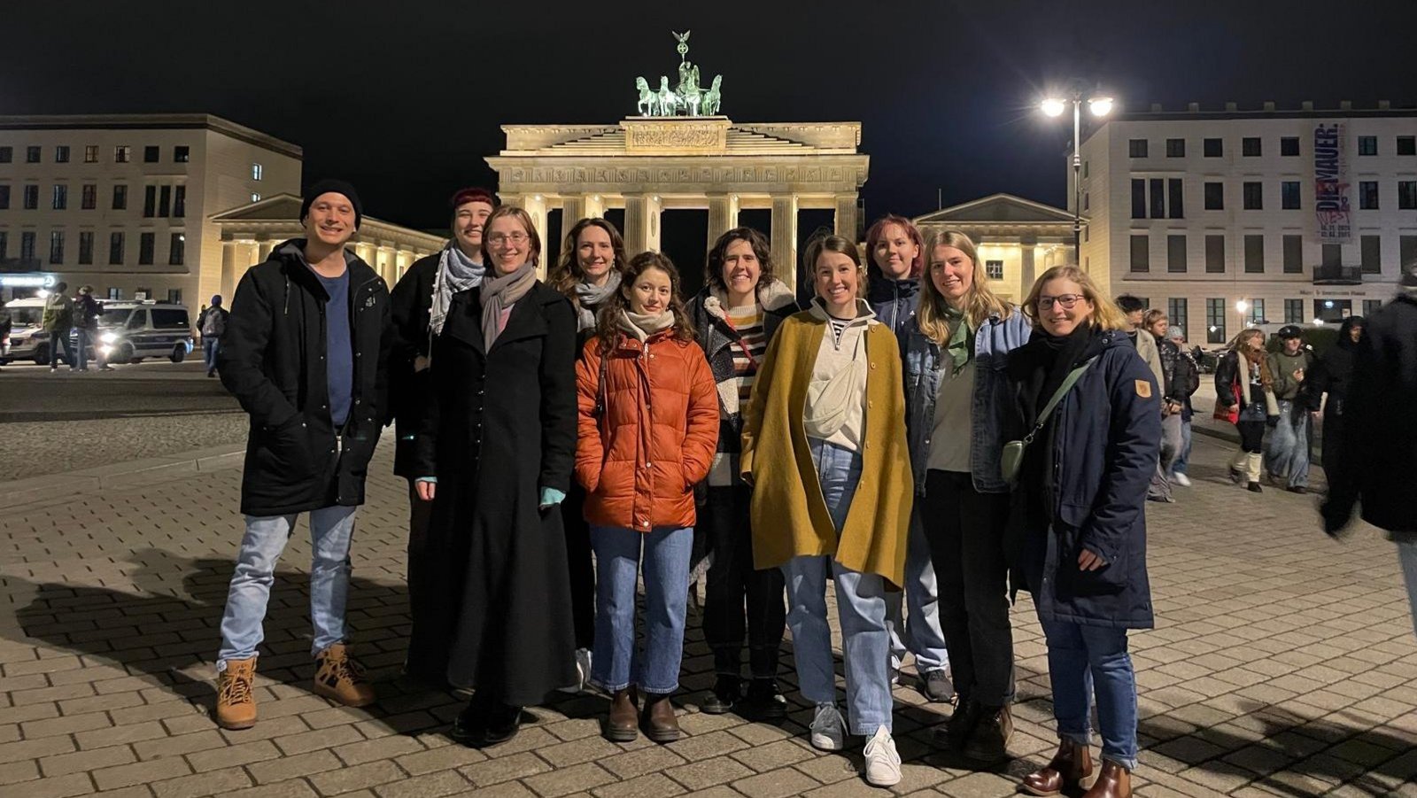 Exkursionsgruppe vor dem abendlichen Brandenburger Tor