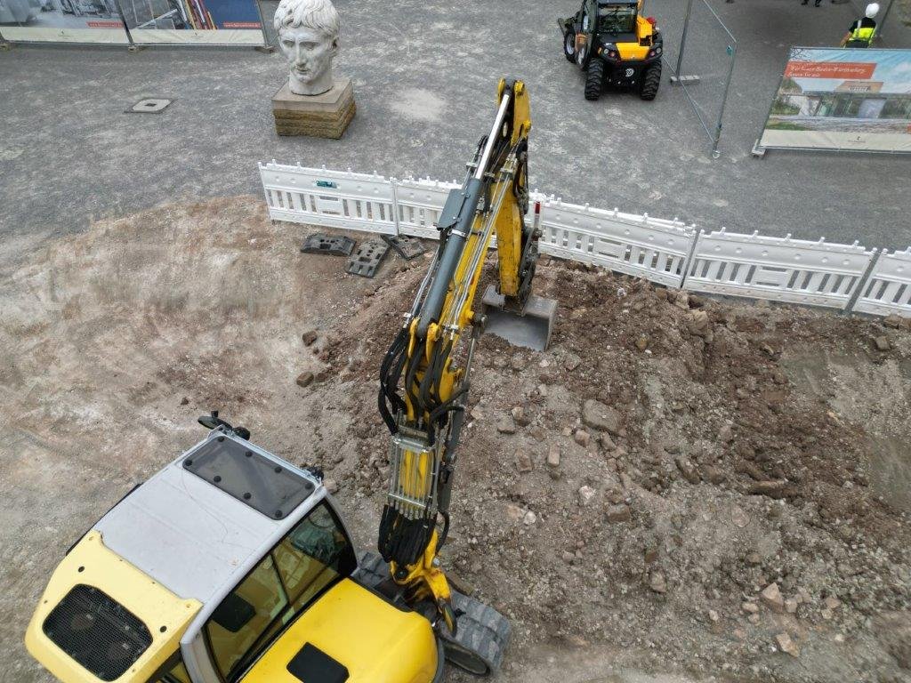 Zu sehen ist ein Bagger im Schlosshof von Schloss Hohentübingen