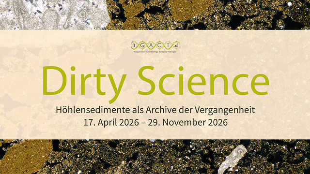 Nahaufnahme eines unregelmäßigen Sedimentuntergrunds im Hintergrund, darüber ein warmer Querbalken mit dem Titel "Dirty Science – Höhlensedimente als Archive der Vergangenheit/17. Apri 2026 – 29. November 2026"