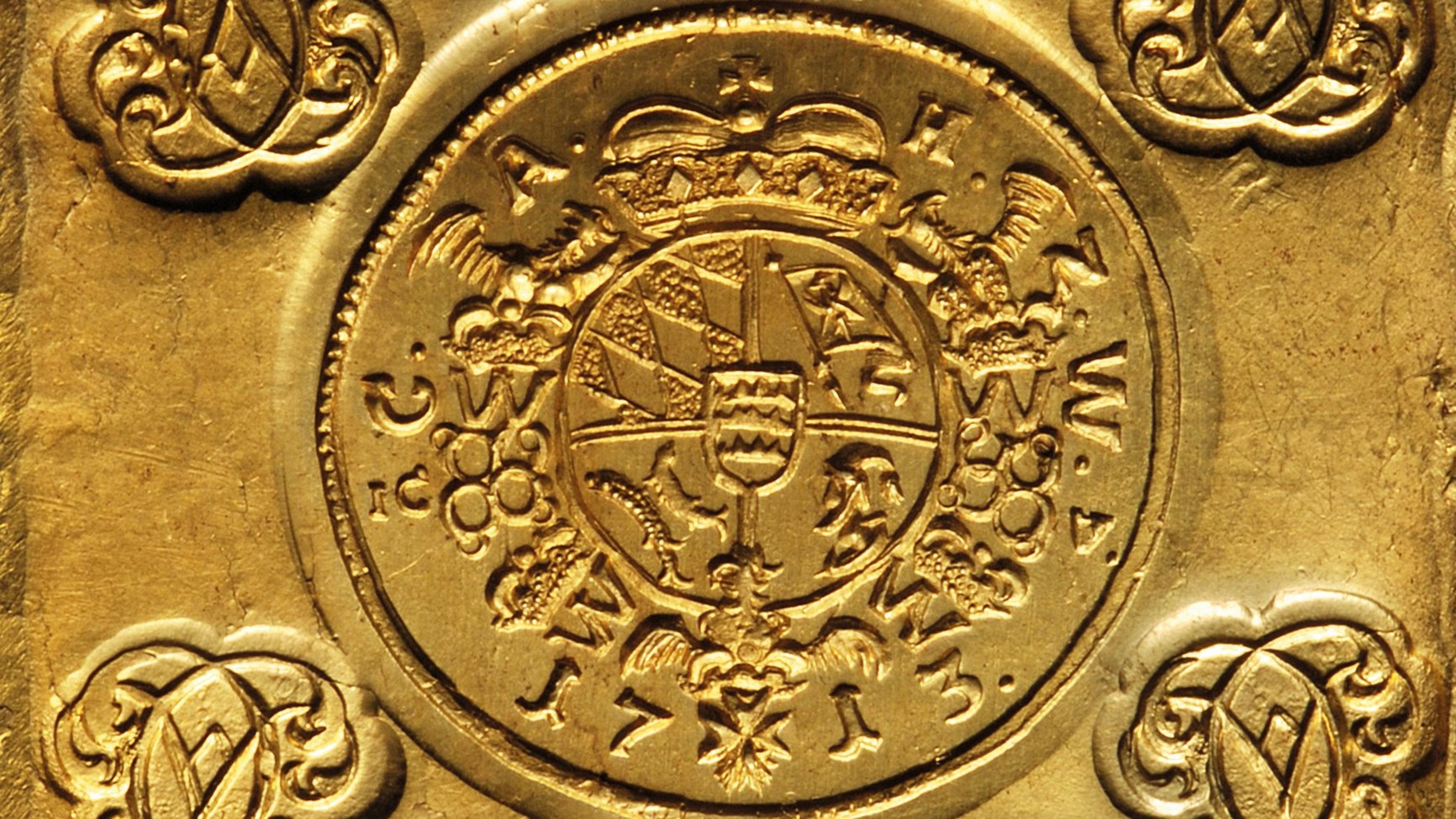 Viereckige Goldmünze mit abgeschnittenen Ecken; der zentrale, runde Bildstempel zeigt das fünffeldige Wappen unter Fürstenhut mit der Jahreszahl 1713; oben und unten sind rechteckige Textstempel mit den Beschriftungen "PRO/CAS.&IMP." (oben) und "BEL:LANDAU./4.DOP:" (unten); in den Ecken sind die gekrönten Monogramme des Herzogs