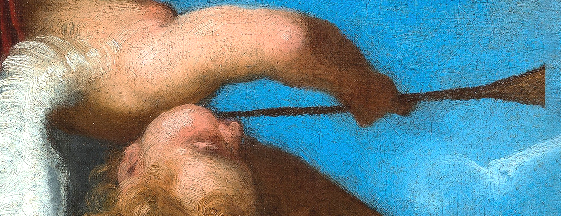 Ausschnitt eines in der linken Bildhälfte kopfüber schwebenden Putto or blauem Himmel, der eine Fanfare an den Mund hält