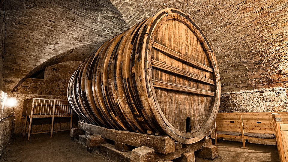 Foto: MUT Giant wine barrel within the stone arches of Hohentübingen Castle's cellar
