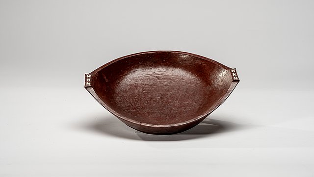 Photo: MUT | Valentin Marquardt Tilted oval, wooden bowl with its small sides tapering to handles