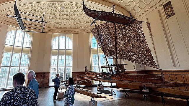 Ausstellungsraum mit verschiedenen Bootstypen, die im Raum oder in der Luft montiert sind