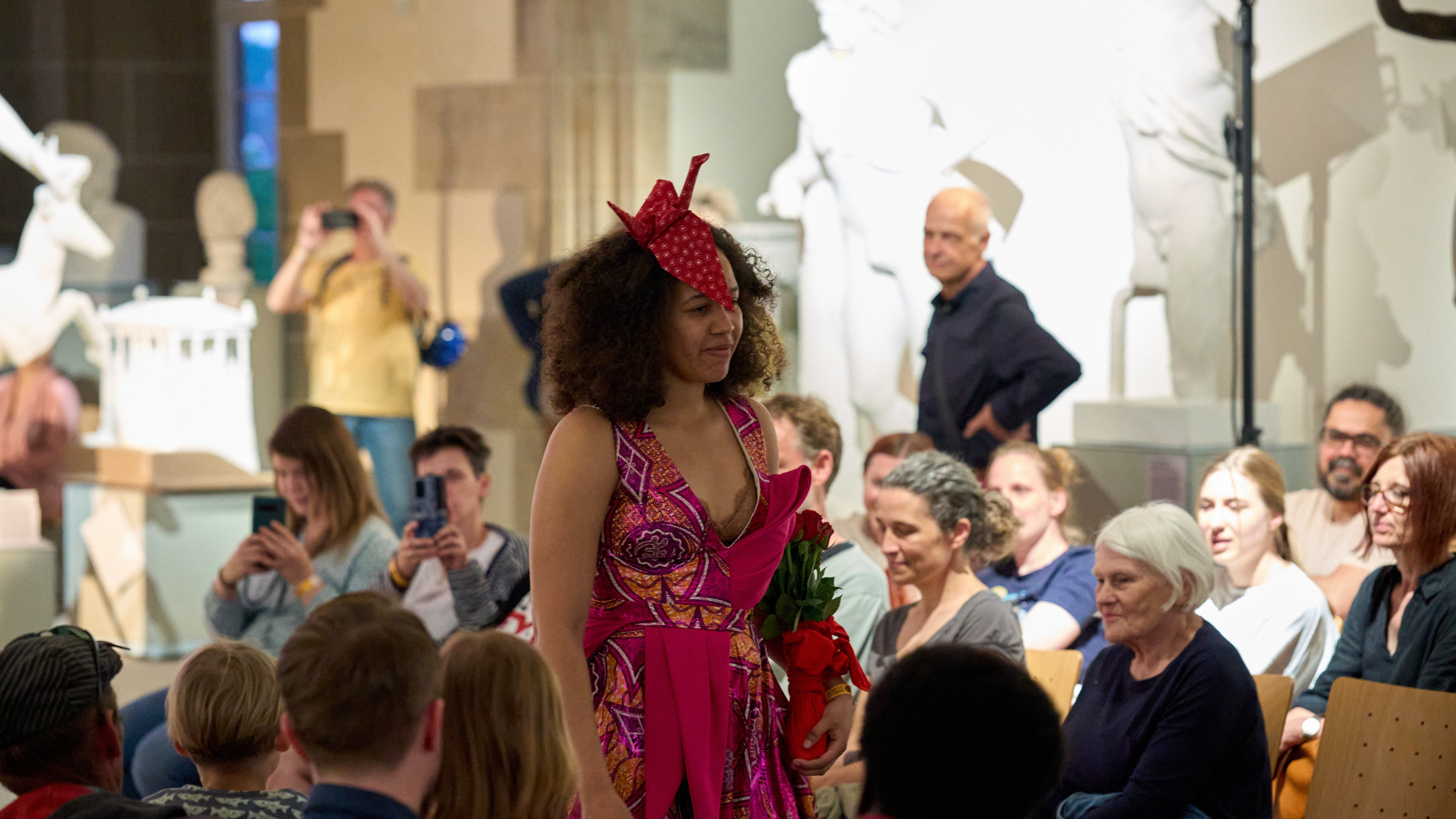 Eine Darstellerin auf dem "Catwalk" im Rittersaal auf Schloss Hohentübingen