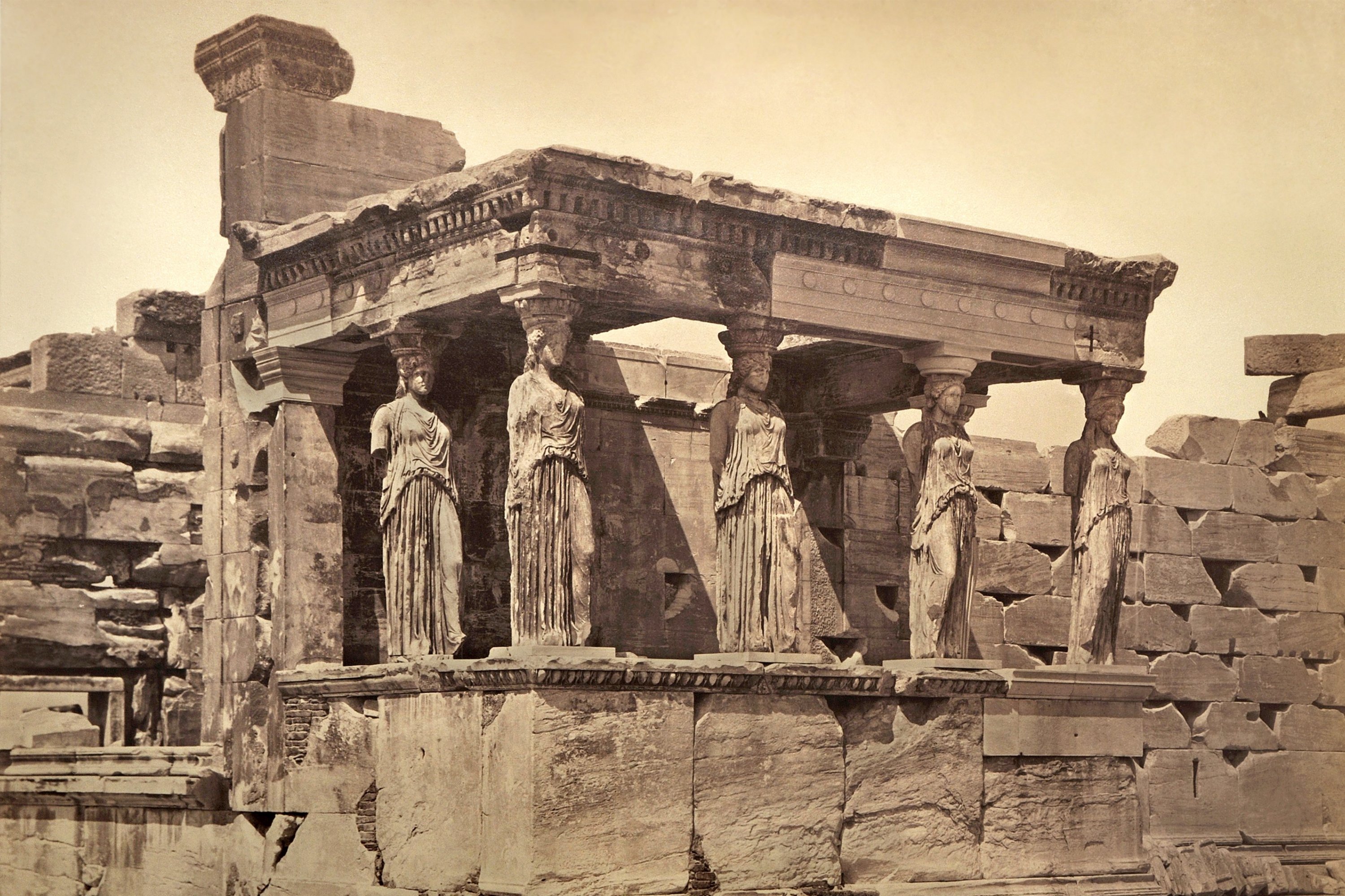 Sepiafarbenes Foto der Ruine einer Säulenhalle mit Säulen in Form weiblicher Skulpturen