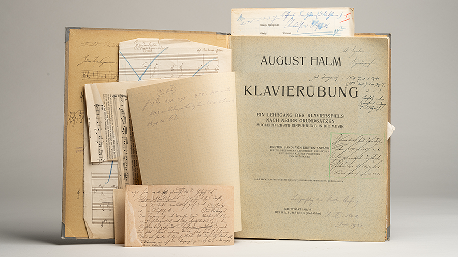 Aufgeschlagene Mappe mit August Halms "Klavierübung. Ein Lehrgang des KLaviewrspiels nach neuen Grundsätzen/zugleich erste Einführung in die Musik" von 1918/19