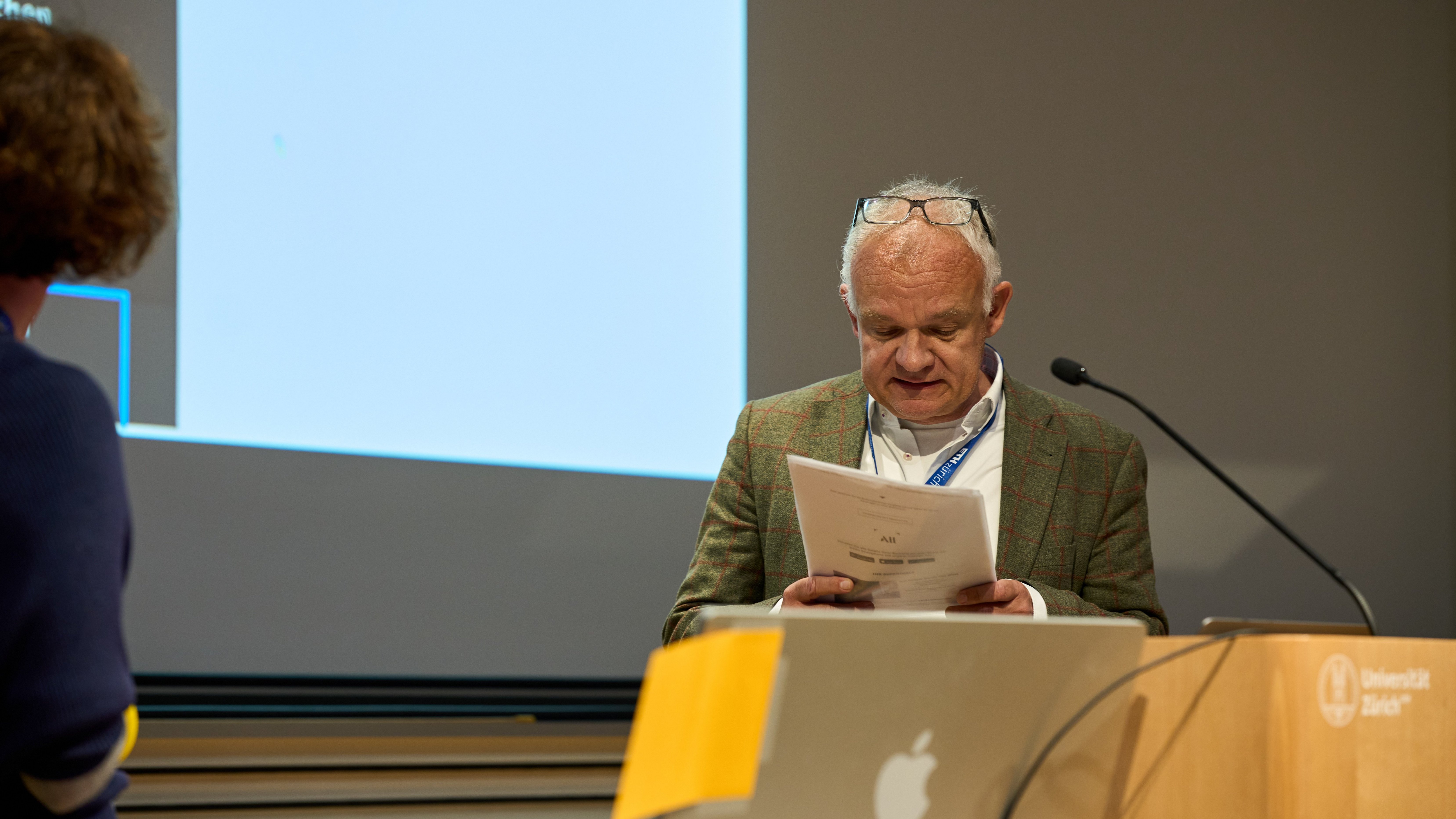 Edgar Bierende bei seinem Postervortrag mit dem Titel „Die Drei Fragezeichen und die Objekte aus kolonialen Kontexten“