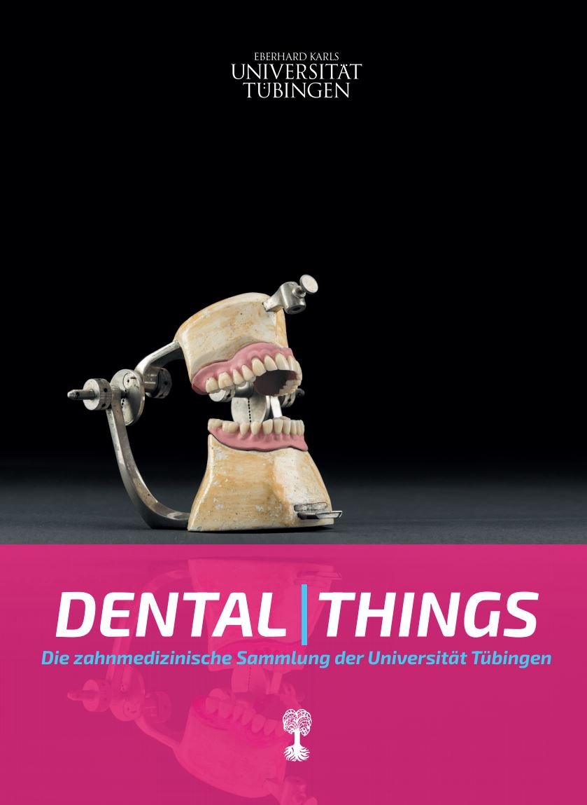 Cover "Dental Things. Die zahnmedizinische Sammlung der Universität Tübingen" vor einem Gebissmodell