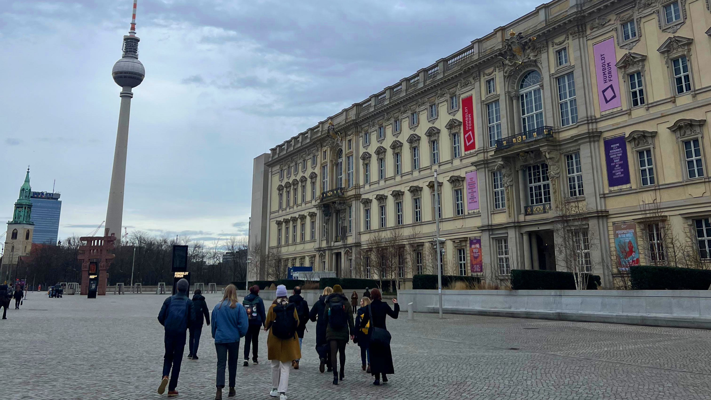 Die Studierendengruppe auf dem Alexanderplatz