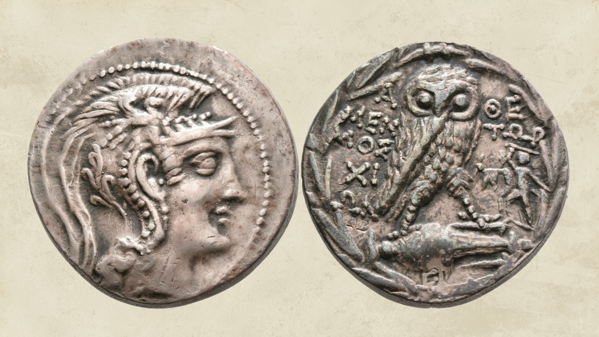 I 909/27b (Avers und Revers) Moderne Reproduktion einer athenischen Silbermünze. Der Avers (links) zeigt den nach rechts gewandten Kopf der Athena Parthenos mit einem Helm mit Federbusch und Pferdedarstellungen, der Revers (rechts) zeigt eine nach rechts schreitende Eule über einer liegenden Amphore und rechts der Eule ist stilisiert die Statuengruppe der Tyrannenmörder abgebildet