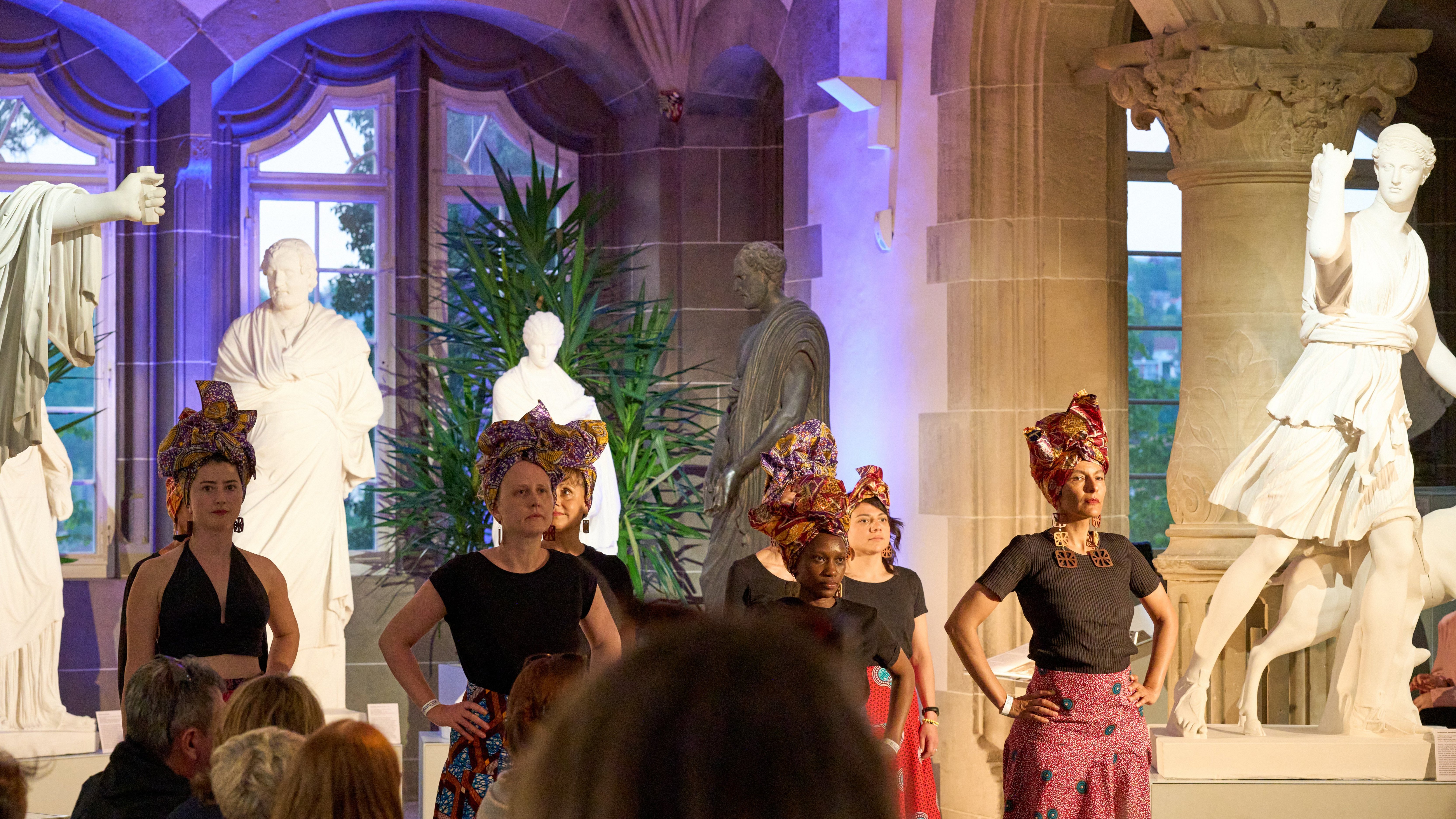 Mehrere Darstellerinnen präsentieren sich dem Publikum auf dem "Catwalk" im Rittersaal auf Schloss Hohentübingen