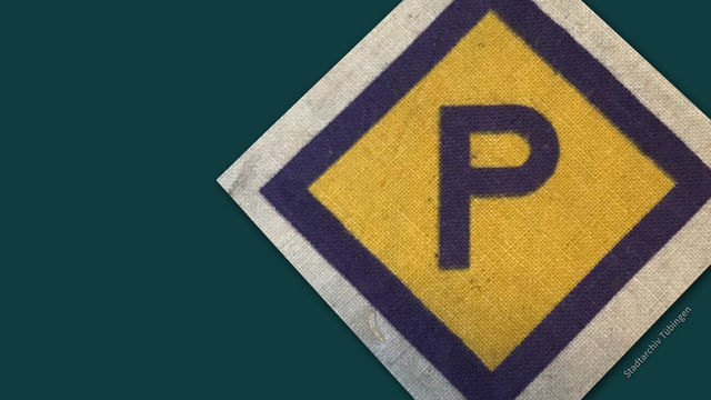 Stopschildartiger Aufnahmer mit dunklem P auf gelbem Feld und dunkler, außen weißer Umrandung auf petrolfarbenem Hintergrund.