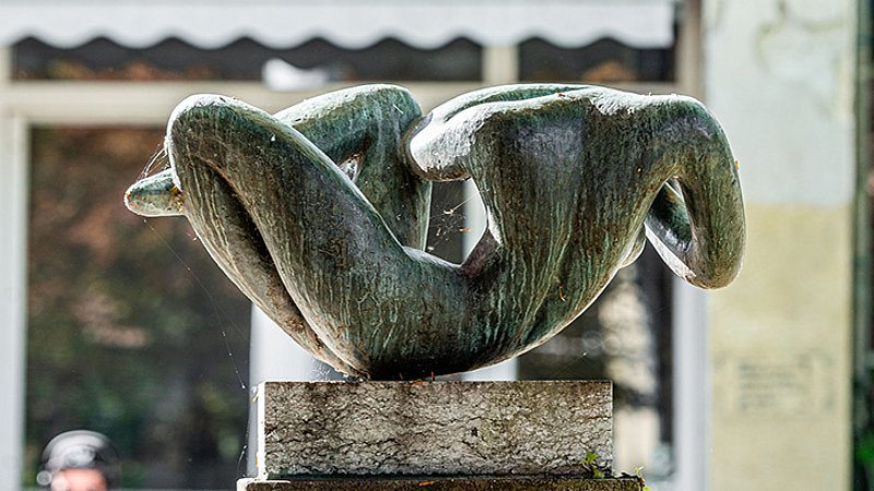 Foto: MUT | Valentin Marquardt Liegender weiblicher Akt mit hinter dem Kopf verschränkten Armen in Bronze, die nur mit dem Beckenbereich die Plinthe berührt