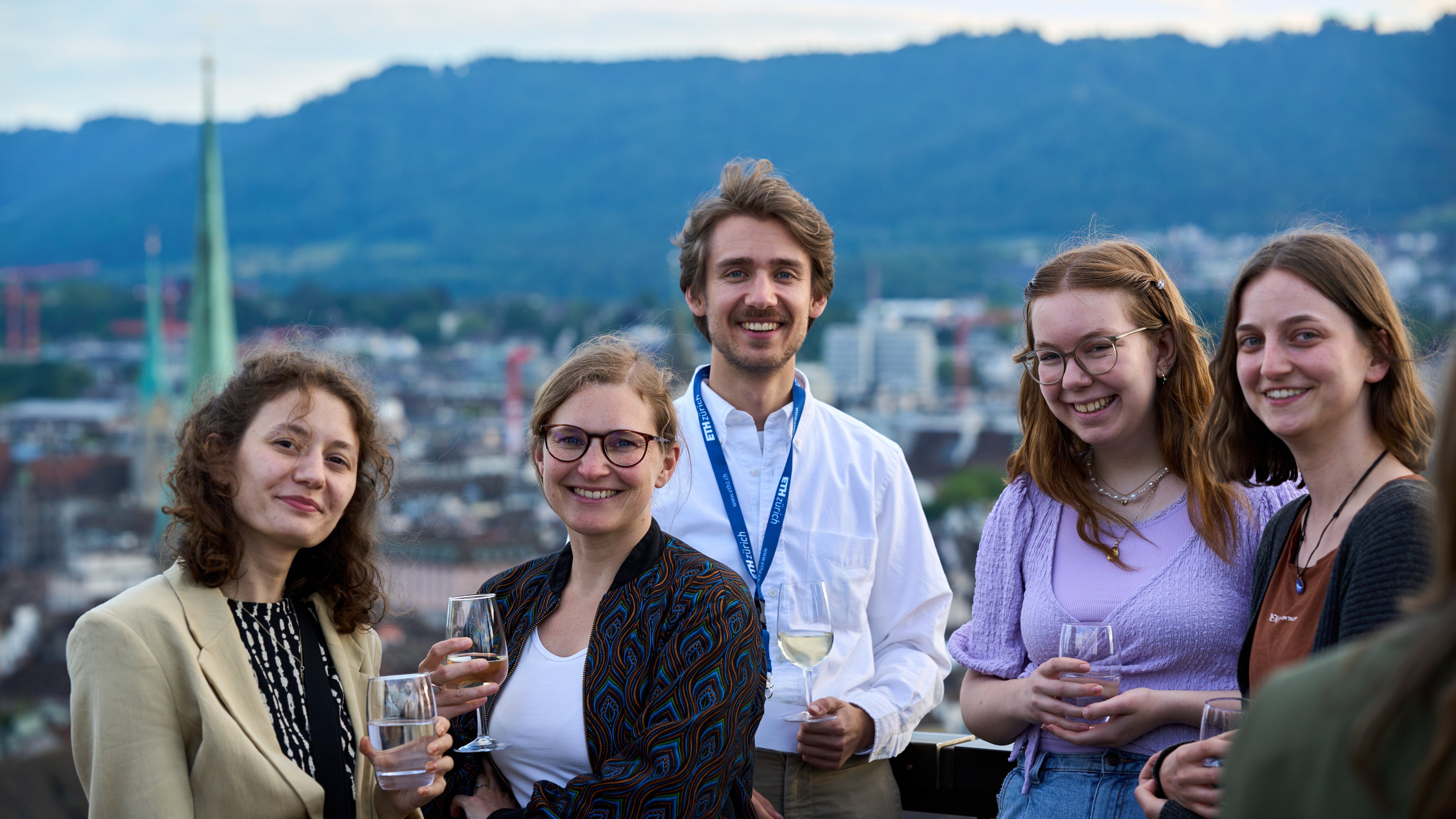 Zu sehen sind Diellëza Hyseni, Annika Vosseler, Simon Zauner, Nele Morath und Johanna Annau