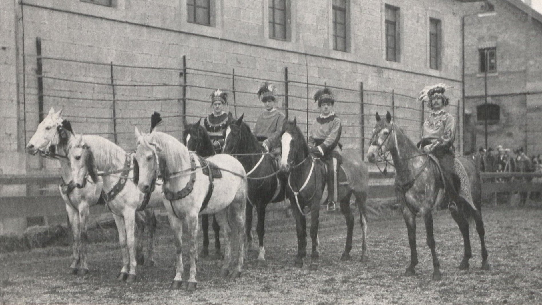 Fahrschule einer Fastnachtsaufführung Tübinger Studenten Schwarz-weiß-Foto einer Gruppe kostümierter Studierender auf Pferden mit herausgeputzten Handpferden