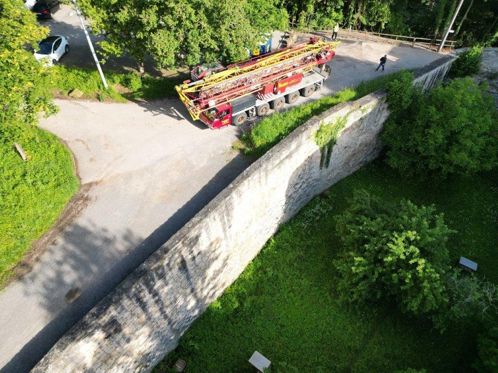 Zu sehen ist der Kran an der Schlossmauer bei Schloss Hohentübingen