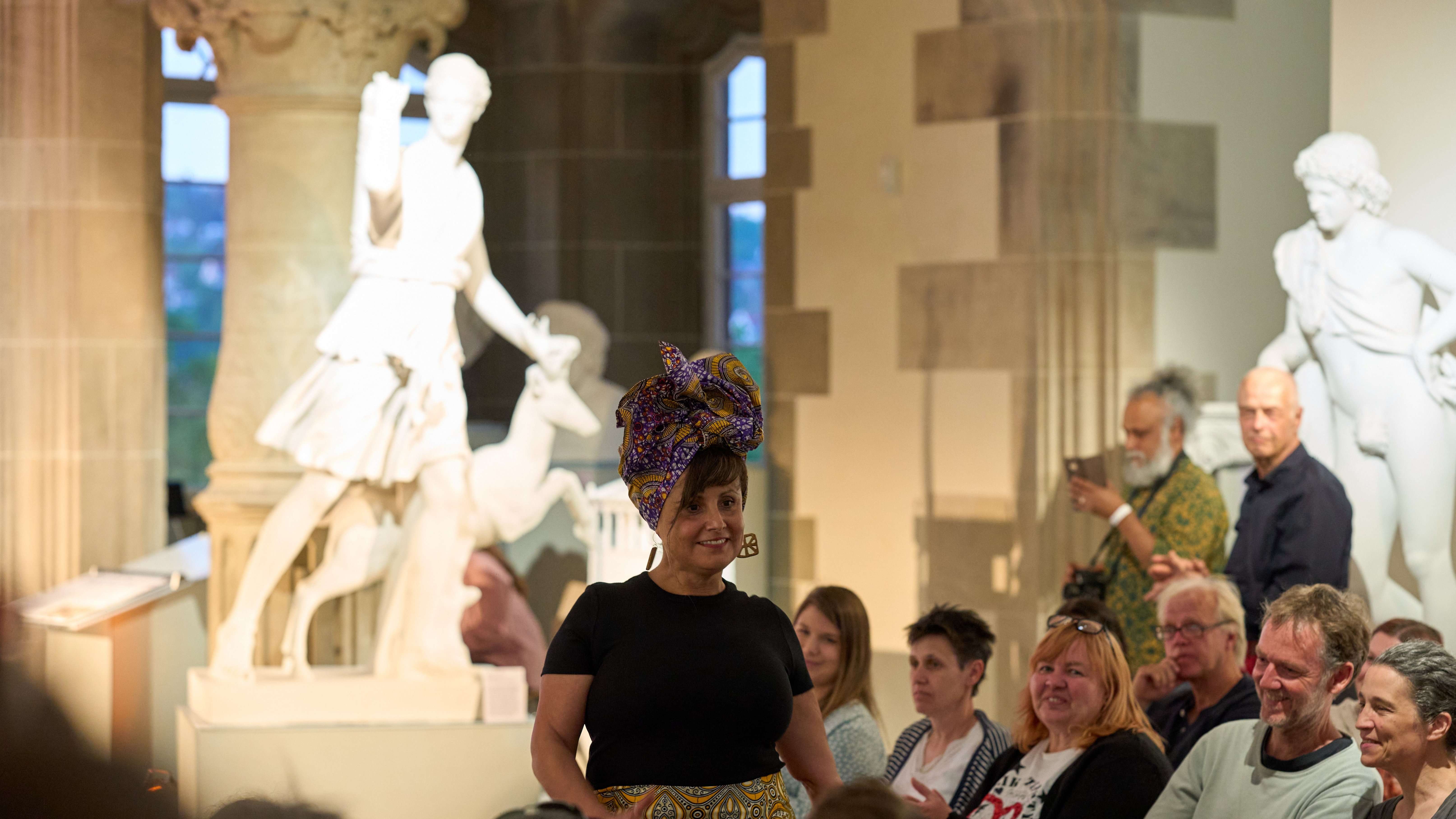 Eine Darstellerin auf dem "Catwalk" im Rittersaal auf Schloss Hohentübingen