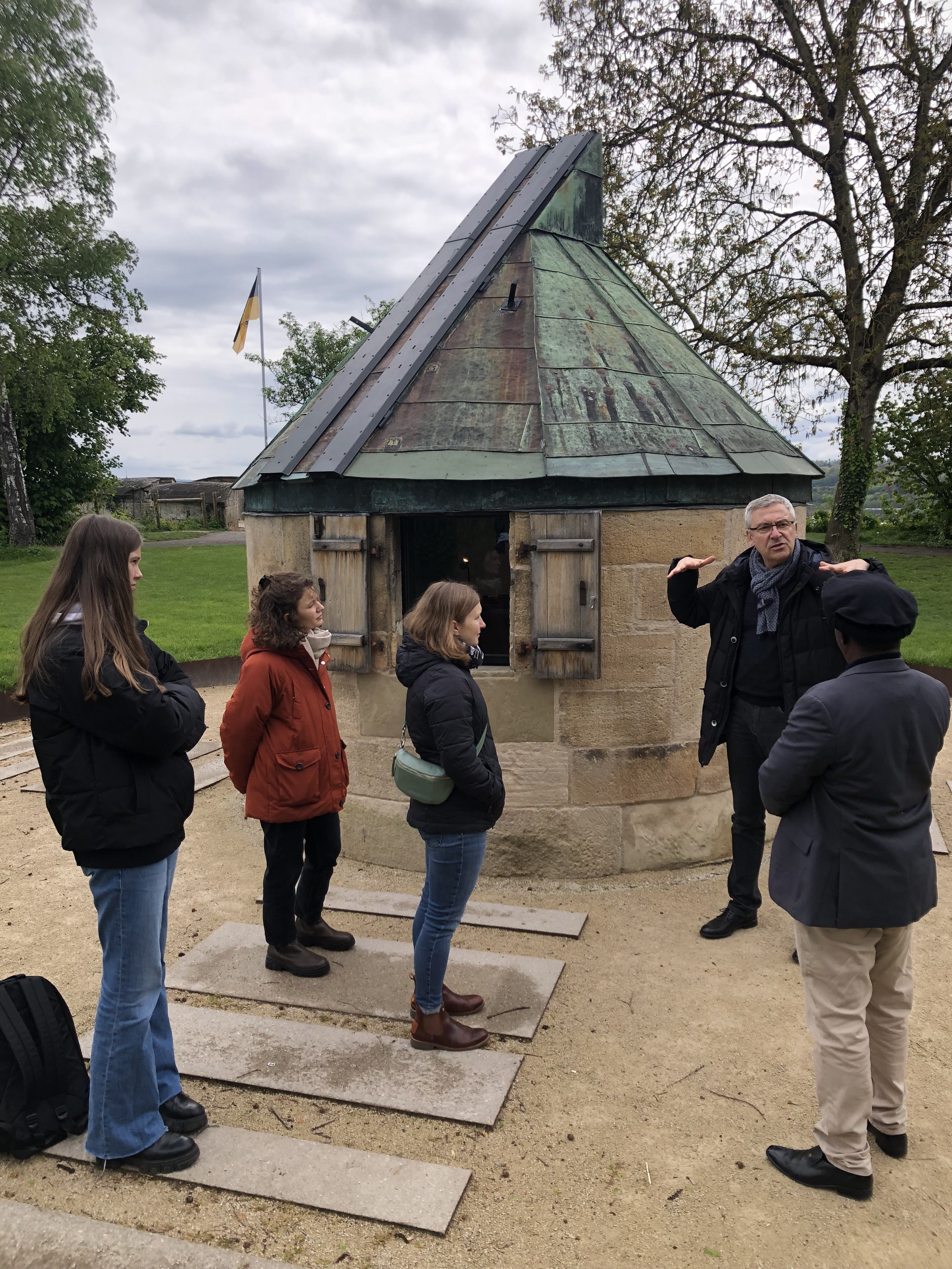 Ernst Seidl, Valence Silayo und andere Anwesende vor der Sternwarte auf der Ostbastion von Schloss Hohentübingen