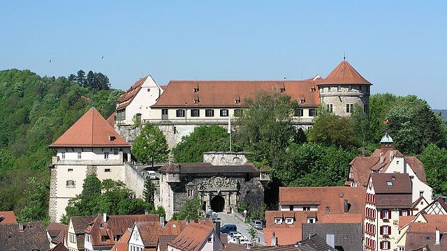 Schloss Hohentübingen Fernansicht auf die Ostseite von Schloss Hohentübingen mit dem Unteren Schlosstor im Mittelgrund und die roten Dächer der Altstadt Tübingens im Vordergrund