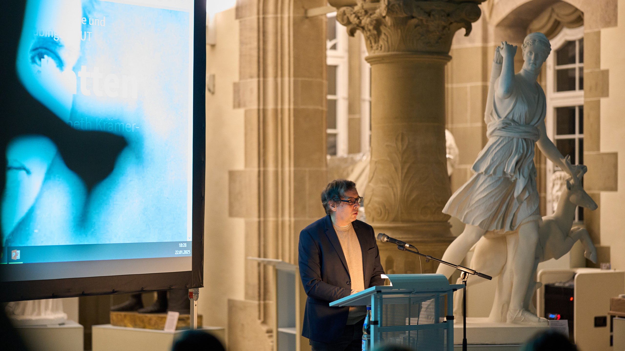 Dr Markus Schleiter am Rednerpult der Eröffnung „Koloniale Schatten“