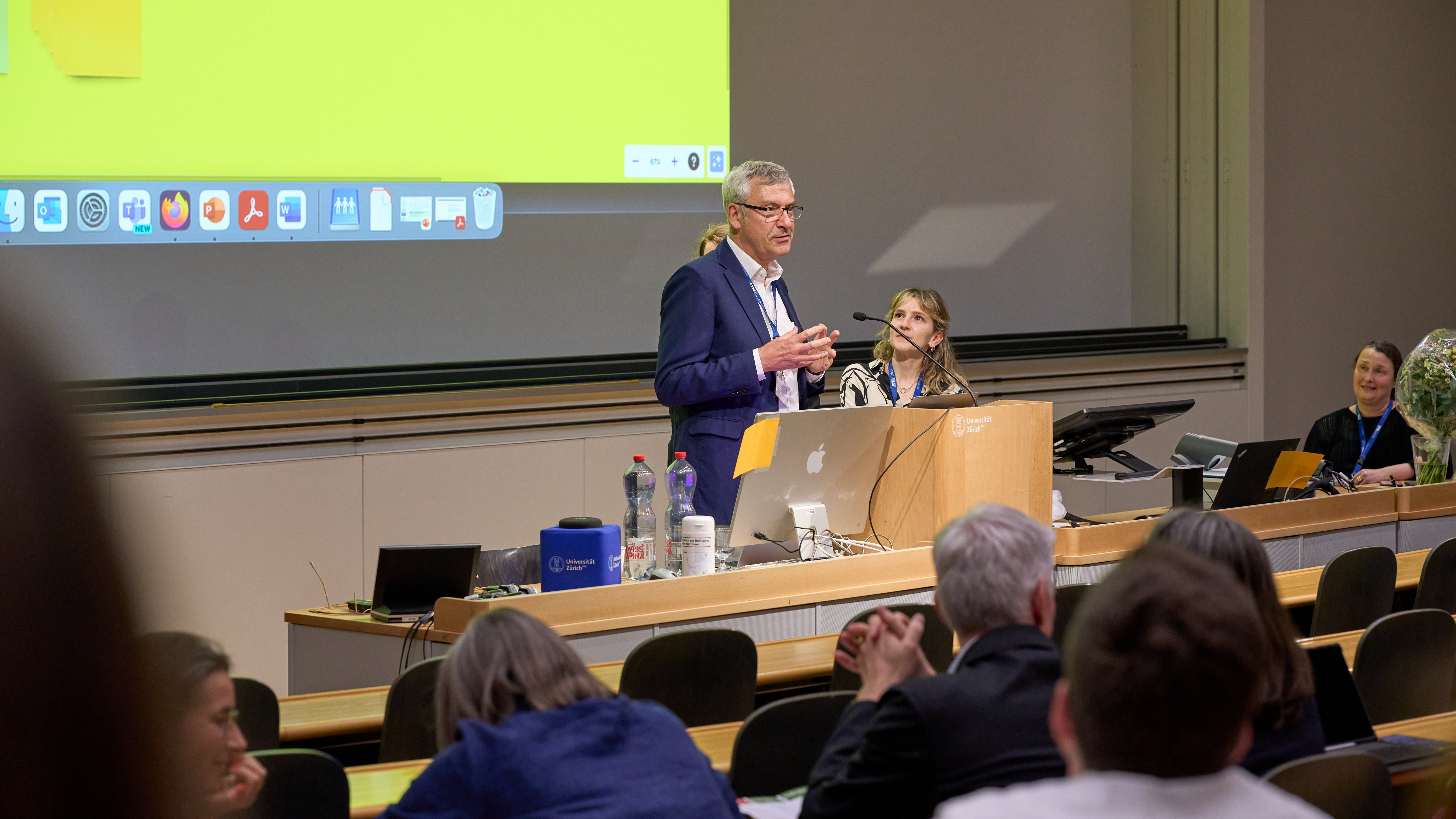 Zu sehen ist Prof. Dr. Ernst Seidl bei seiner Rede