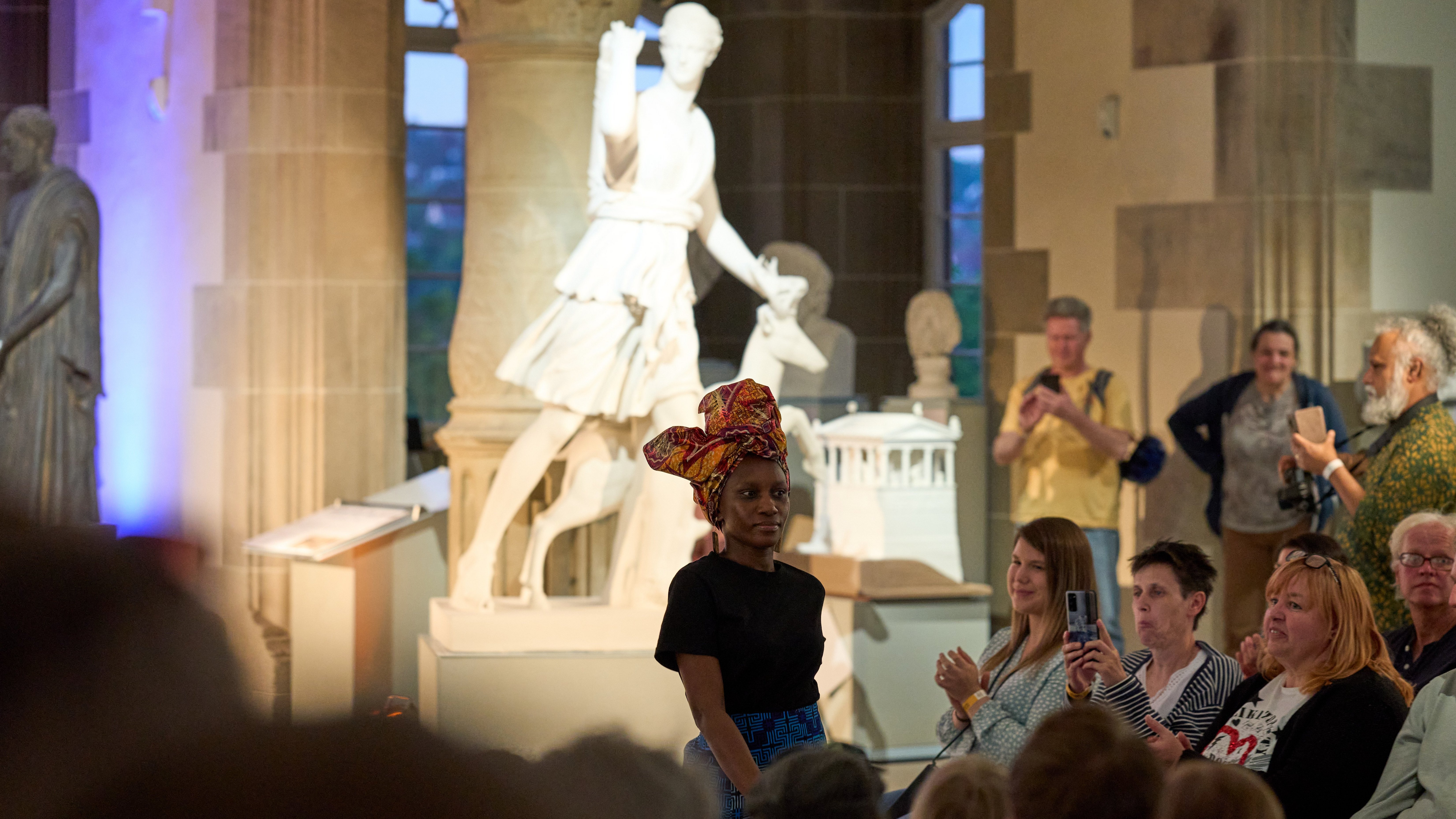 Eine Darstellerin auf dem "Catwalk" im Rittersaal auf Schloss Hohentübingen