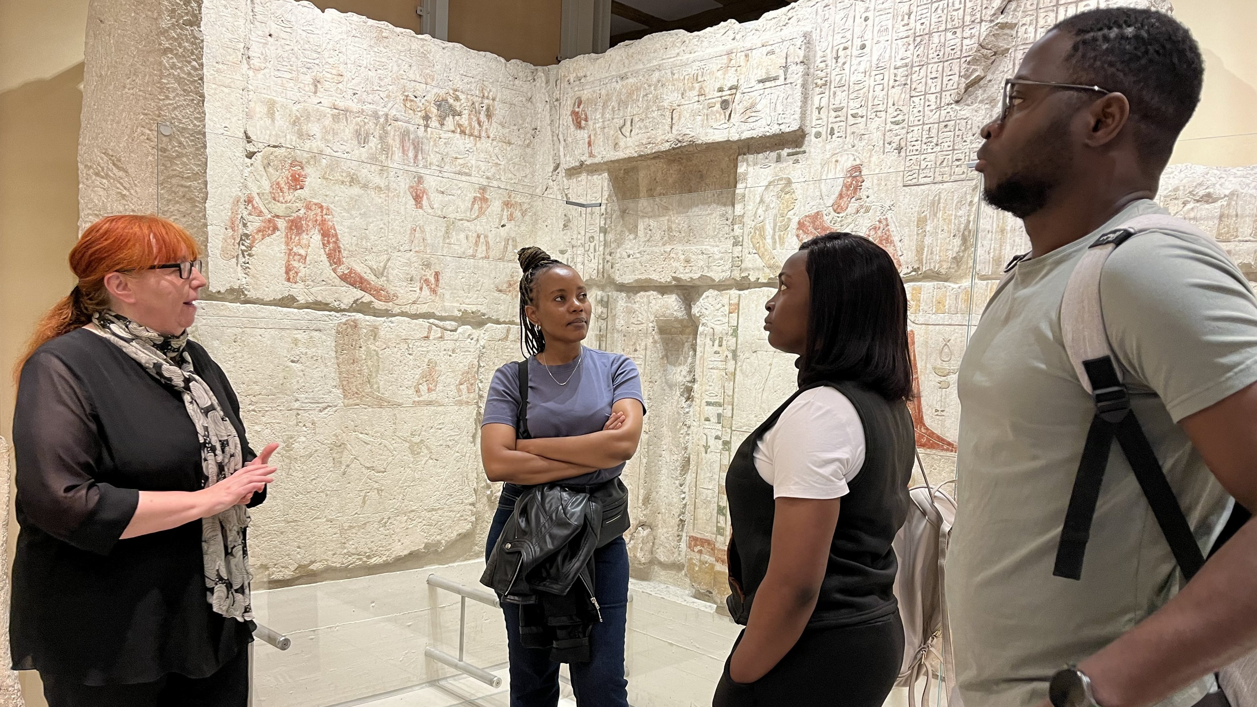 Zu sehen sind vier Personen in der Mastaba, einer ägyptischen Grabkammer, im Museum alte Kulturen