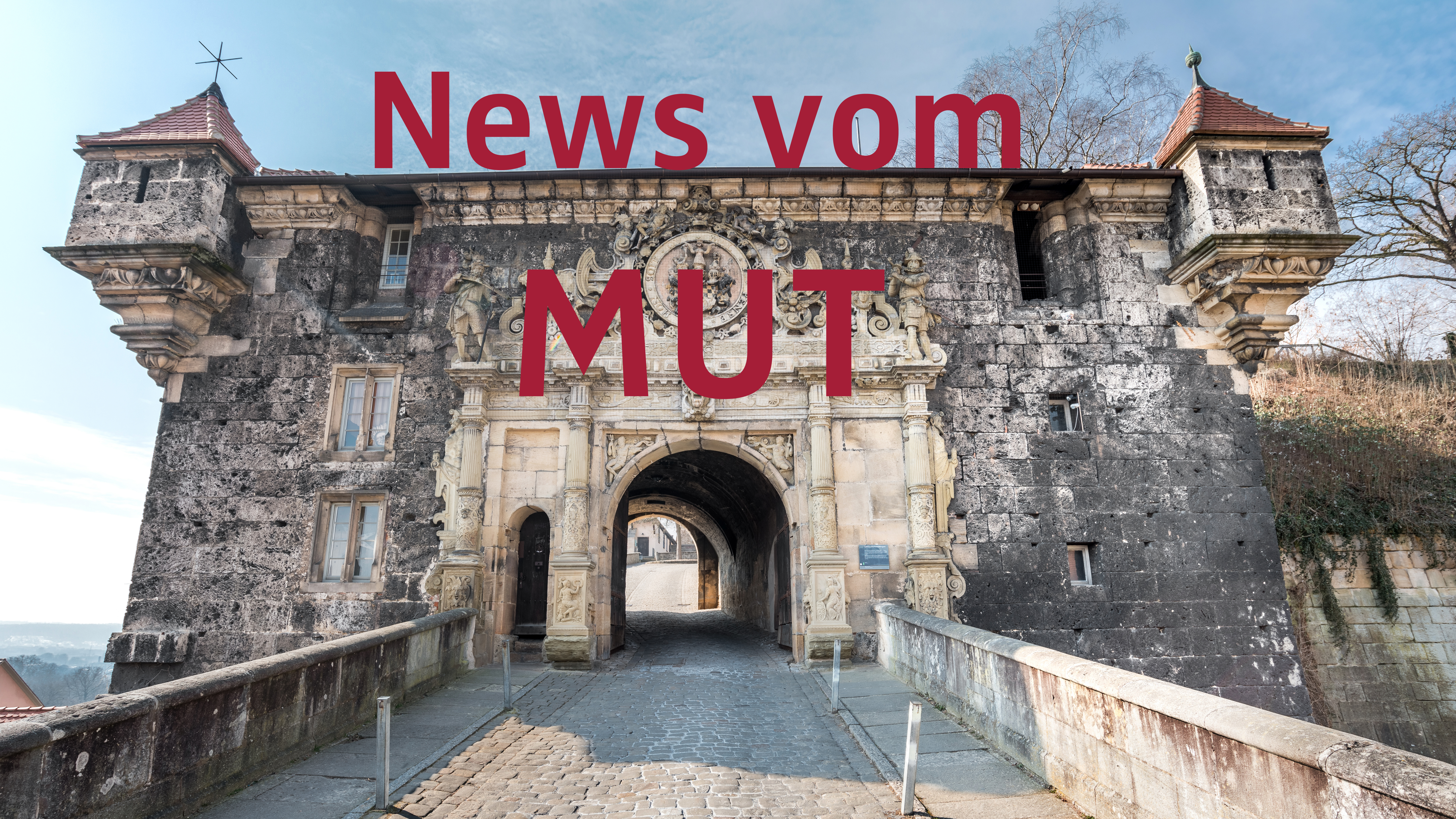 Blick auf das untere Schlosstor von Schloss Hohentübingen; darüber der burgunderfarbene Schriftzug "News vom MUT"