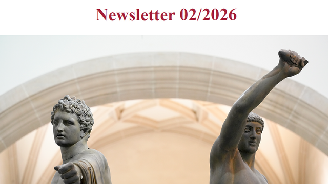 Oben ein weißer Streifen mit der dunkelroten Aufschrift "Newsletter 02/2026", darunter ein Foto aus der Froschperspektive, das die Tyrannenmörder-Abgüsse im Rittersaal vom Kopf bis zu den erhobenen Händen vor dem Hintergrund der Rundung der Mittelnische im Rittersaal zeigt