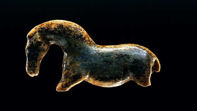 Foto: Juri Lipták Nach links gewandte Wildpferdfigurine aus Elfenbeinmarmor mit gewölbtem Hals vor schwarzem Hintergrund