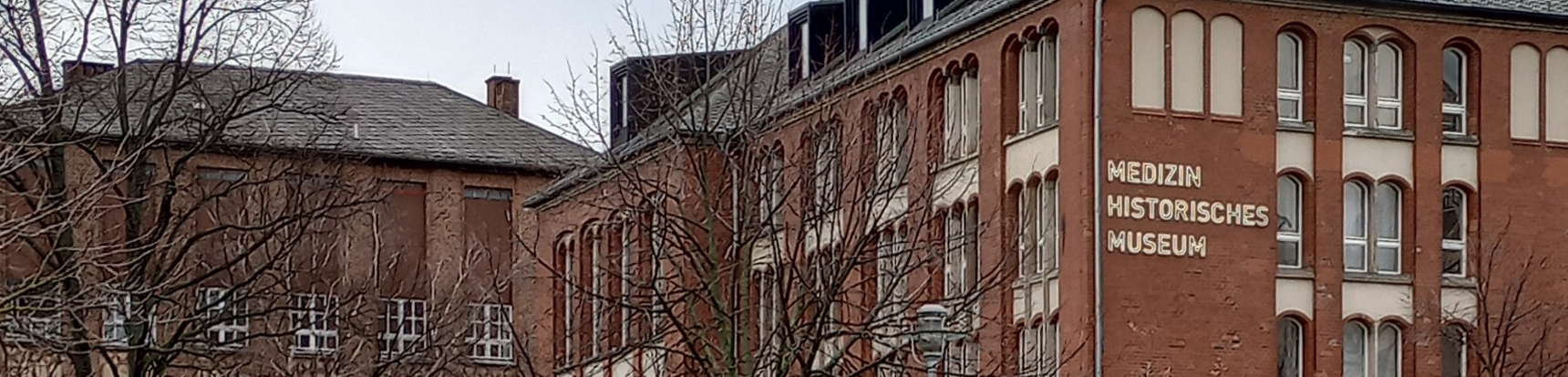 Ausschnitt der Backsteinfassade des Berliner Medizinhistorischen Museums der Charité mit dem Schriftzug "MEDIZIN/HISTORISCHES/MUSEUM" am Gebäude