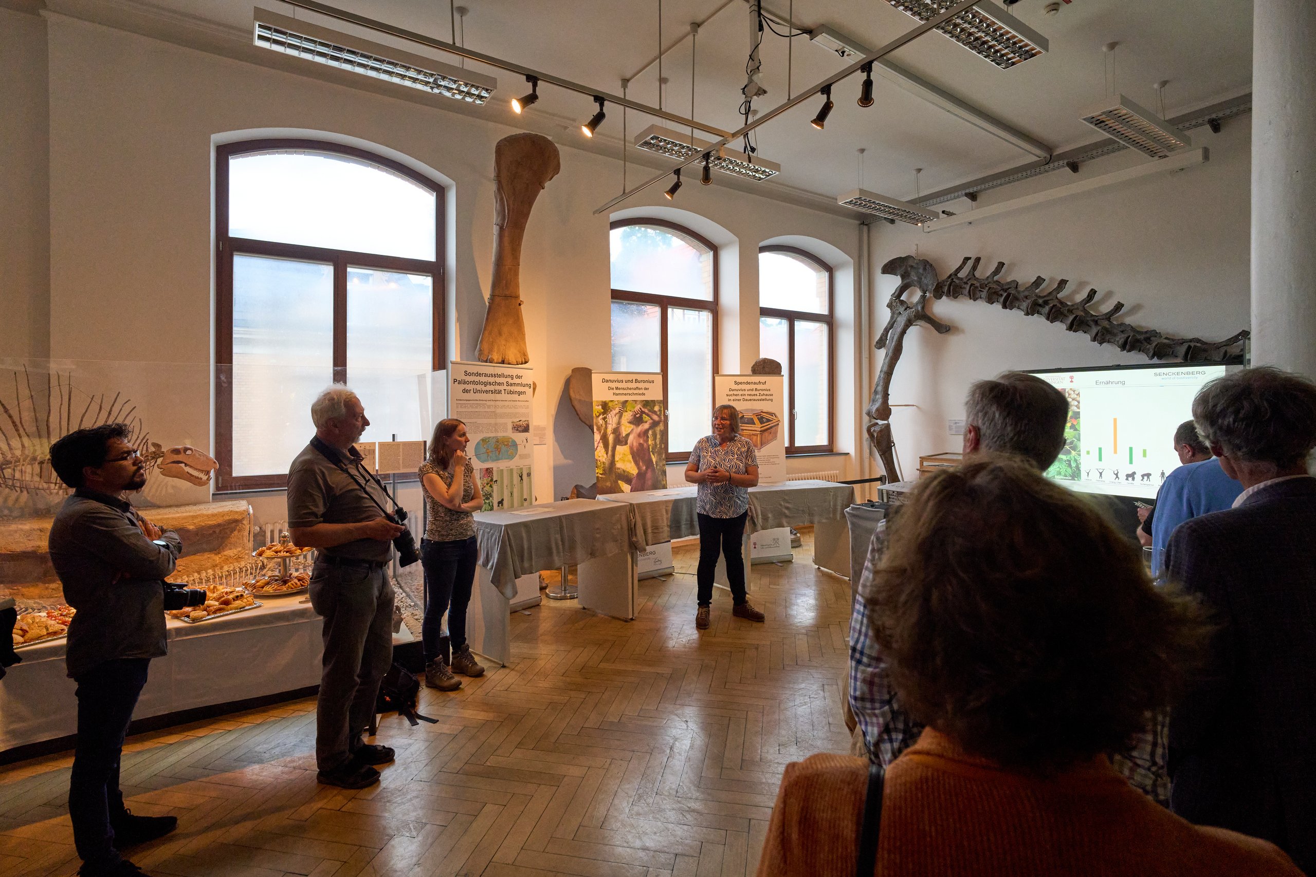 Einige Besucherinnen und Besucher bei der Eröffnung der Ausstellung