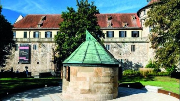 Sommerliche Sicht auf die Schloss-Sternwarte; im Hintergrund Schloss Hohentübingen mit dem Banner des MUT | Museum Alte Kulturen