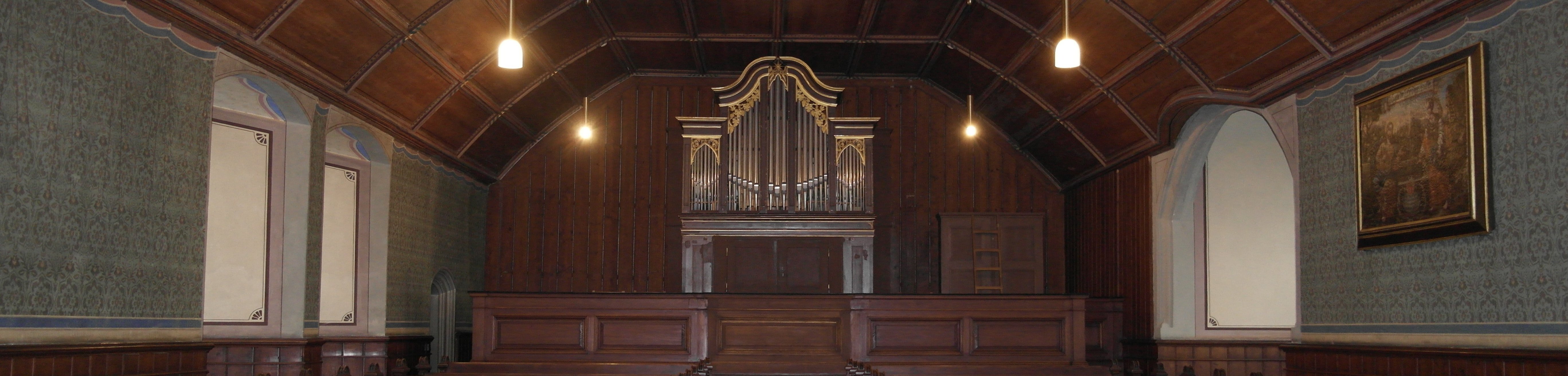 Inneres der Schlosskirche, den Gang zwischen den Bankreihen entlang bis zur Orgel