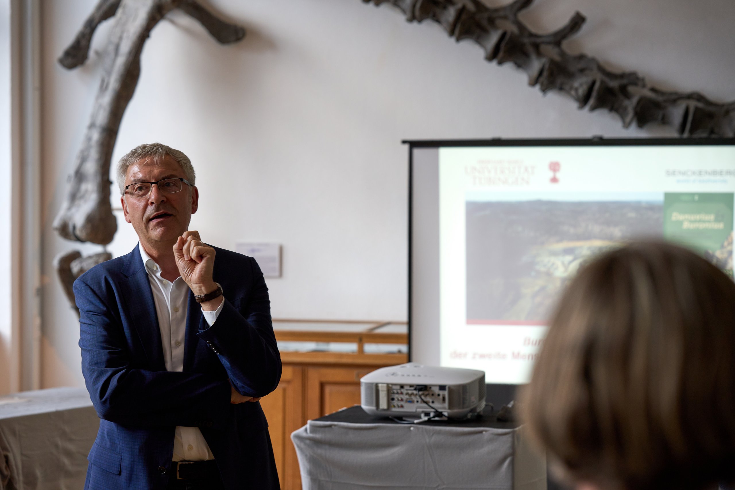 Prof. Dr Ernst Seidl bei der Eröffnung mit ein paar Worten an das Publikum