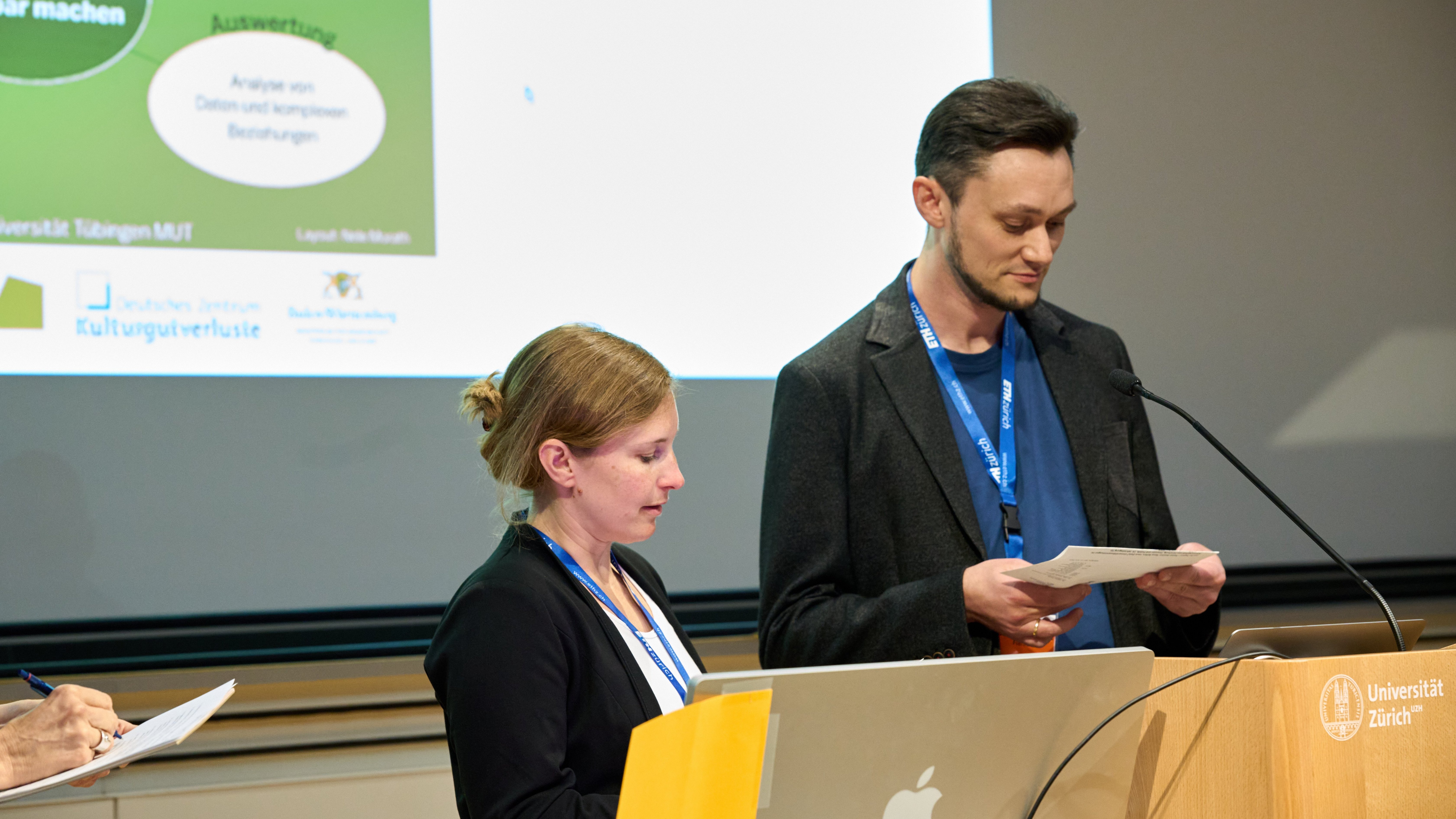 Zu sehen sind Annika Vosseler und Fabian Kurze bei ihrem Postervortrag zum Thema "Prekäre Provenienz"