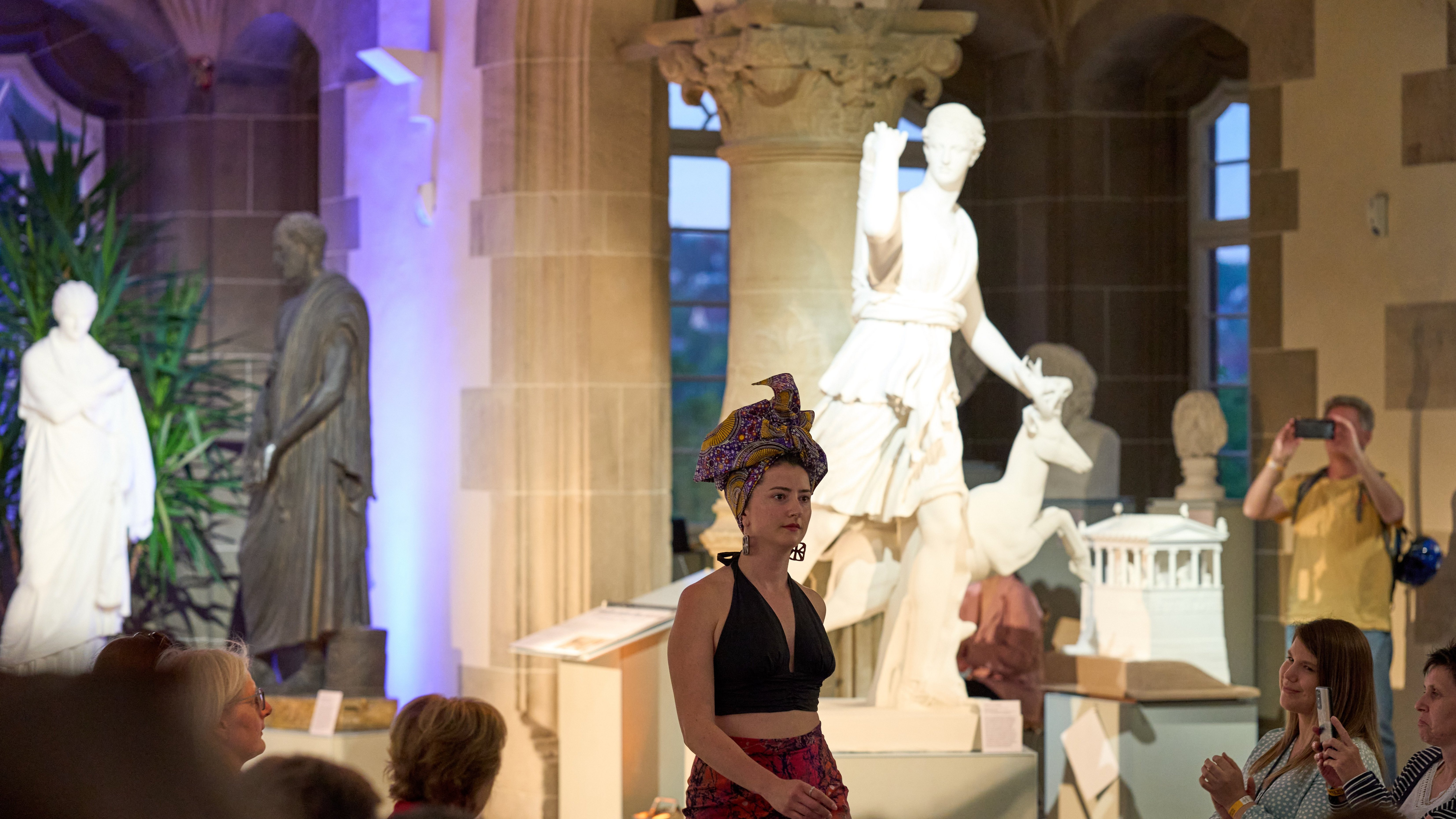 Eine Darstellerin auf dem "Catwalk" im Rittersaal auf Schloss Hohentübingen